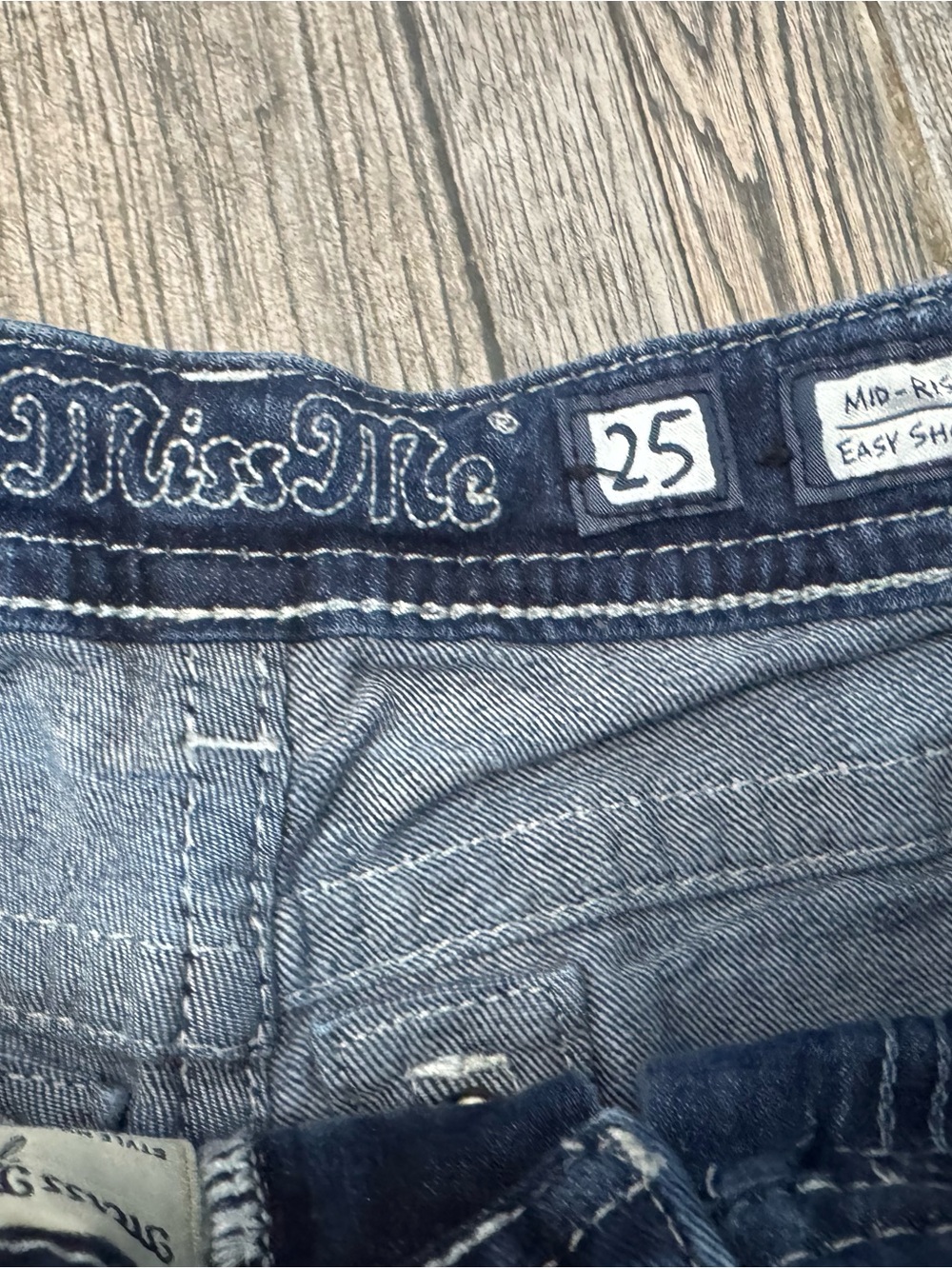 Miss Me Women Stars and Stripes distressed Mid Rise Easy shorts - size 25 - Picture 4 of 5
